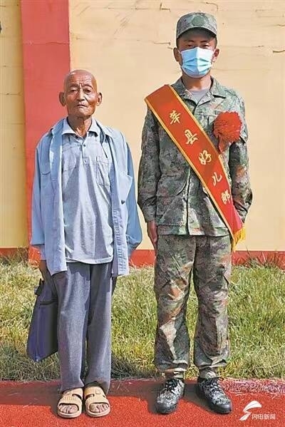 8旬爷爷凌晨送孙子入伍：隐瞒家人奔波25公里 烈士后人身份曝光更令人感动