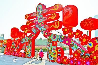 逛超市、买礼品、购新衣……年货市场腾起浓浓“烟火气”