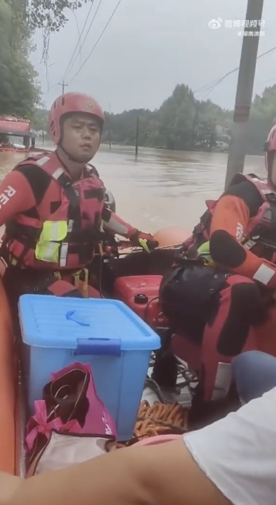 2人在高过头顶的洪水中被救出 无名英雄英勇救人不留名