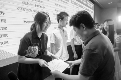 南京大学今年首批录取通知书发出