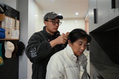 男子辭職照顧智力退化到2歲的媽媽 愛的逆行賽跑