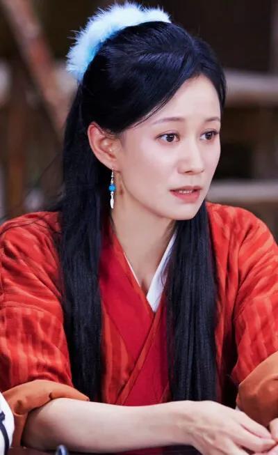 倪虹潔戴上19年前祝無雙的耳釘