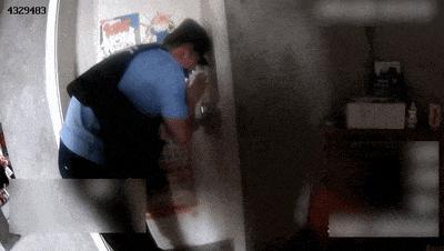 男童身懸7樓窗外 民警緊急踹門救人 驚險(xiǎn)一刻化險(xiǎn)為夷