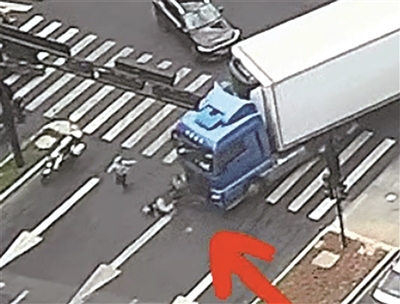 交警紧急喊停半挂车从车轮下救回老人