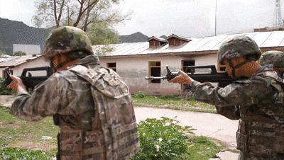 大场面！机器狗装枪，通过技术训练展现实力