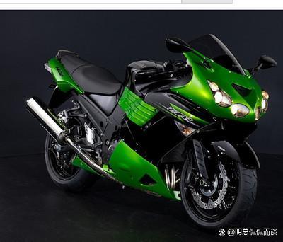 女子騎摩托正常等燈被后車男子踹倒 路怒代價(jià)高