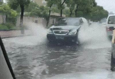 行人雨天被溅湿后报警司机遭罚 文明驾驶需谨记