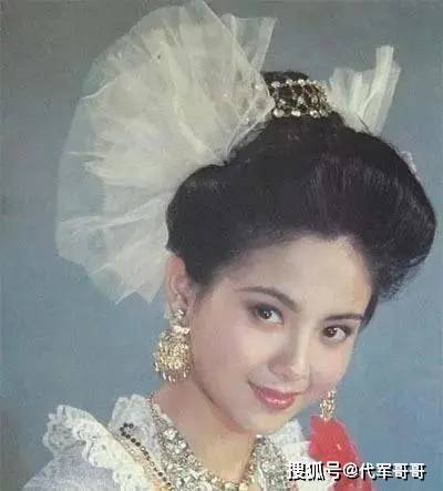 她被誉为“江南第一美人”，出道多年不接吻戏，当红时嫁给初恋很幸福