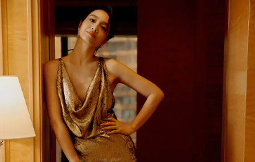 朱丹穿深V吊带裙超吸睛 笑容妩媚秒变风韵美女