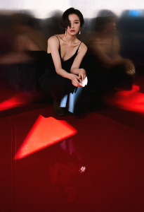 倪妮穿V领吊带裙大方秀好身材 造型又美又飒