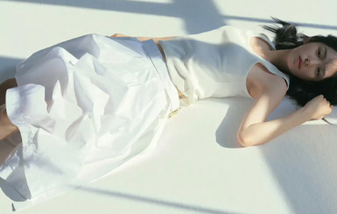 周也赤腳穿白裙慵懶感十足 光影交錯(cuò)間顯少女感