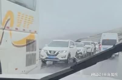 游客称因大雪在喀纳斯堵车8小时