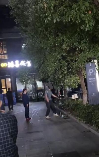 警方回应称，一只大型犬被柯基犬主人用酒瓶击