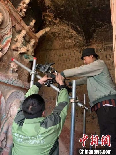 　　图为工作人员对马蹄寺石窟进行数字化采集。(资料图) 掖市文物保护研究所供图