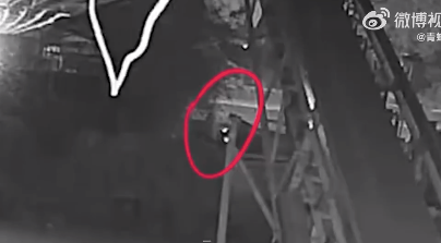 男子骑电动车一夜盗走3吨电瓶