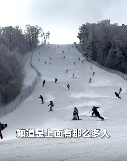 滑雪时身后突然冲出一群高手 雪中御剑飞行