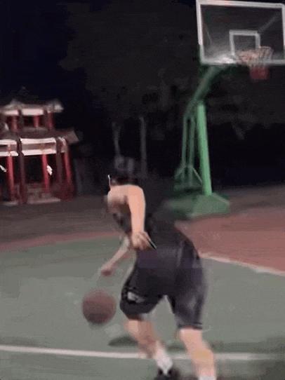 女生打篮球走红网络，网友：最后一记“神龙摆尾”太飒了！努力成就梦想