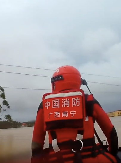 洪水中男孩抱树力竭求救 消防人员紧急救援