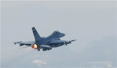 駐韓美軍一架F-16戰鬥機飛行中油箱掉落