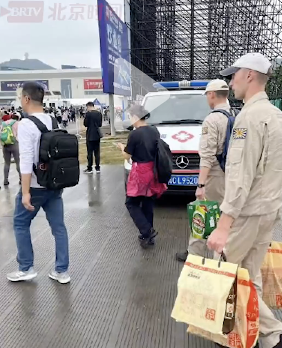 青岛啤酒成俄飞行员的伴手礼 战斗民族懂啤酒