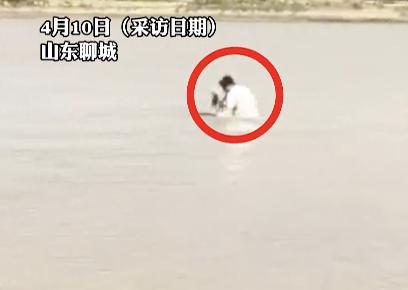 小伙飞奔下河救掉入黄河的女孩 英勇壮举获赞誉