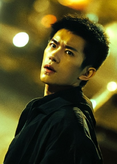 易烊千玺新电影《惊蛰无声》以短发寸头亮相 清爽正气帅出新高度