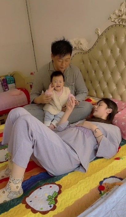 贺树峰妻子出院后首露面躺床上捂腹部表情痛苦