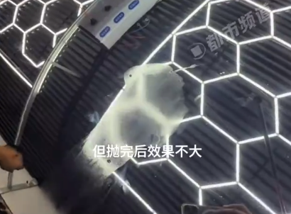 車主在引擎蓋上“煎雞蛋”翻車 沒(méi)想到怎么都洗不掉了