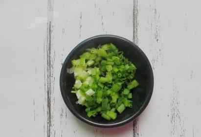 剩饺子皮别扔，十分钟做葱油饼，外脆里软早餐全家抢着吃