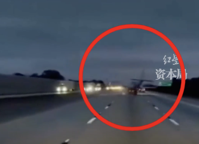 美國(guó)一小型飛機(jī)迫降公路