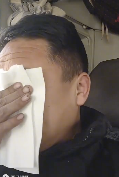 须眉因大雪淹留被隔邻住户投喂暖哭 生疏善意和煦东说念主心