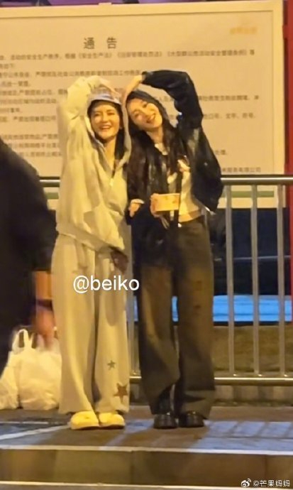 谢娜的发话器一直是在冲着李小冉的 二十年友情的默契展现