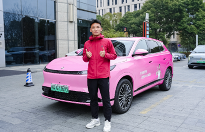 丰配友成为东风风神L8明星车主 赛场外的舒适守护