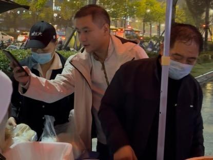 硕士在杭州摆摊卖包子走红 匠心守味获好评