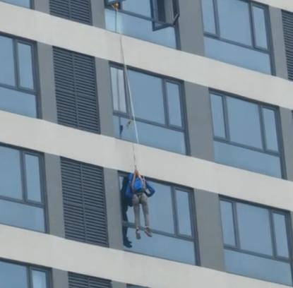 他用3小时从百米高空背回一条命 高空救援惊心动魄