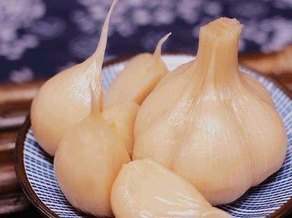 在家腌糖蒜，掌握好这个配方比例，脆甜爽脆又开胃，一年都不会坏