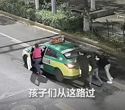 8位“00后”轮流帮助司机推车5公里 青春力量温暖人心