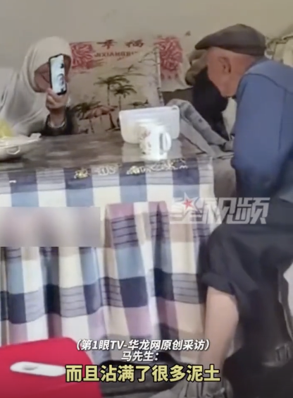 老人看旧友却得知对方已离世 坟前久坐不舍离
