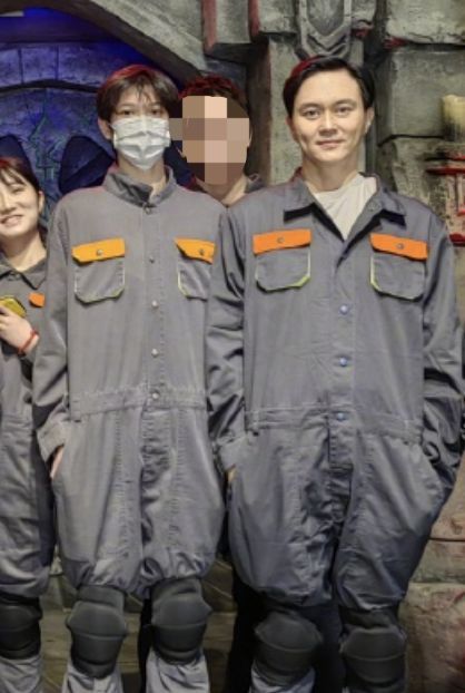 张智霖和儿子体验密室15岁魔童身高傲人赶超父亲2