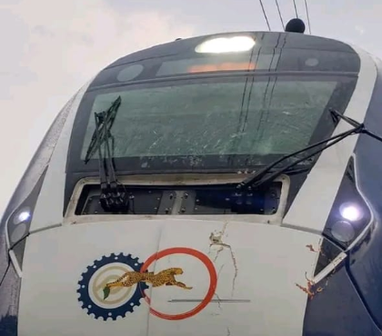 印度一被称“半高铁”的列车遭雷暴袭击 挡风玻璃破裂