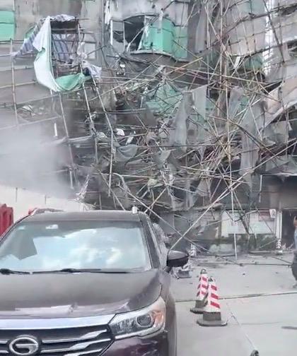 广州一建筑外墙脚手架坍塌 多人被困，救援正在进行