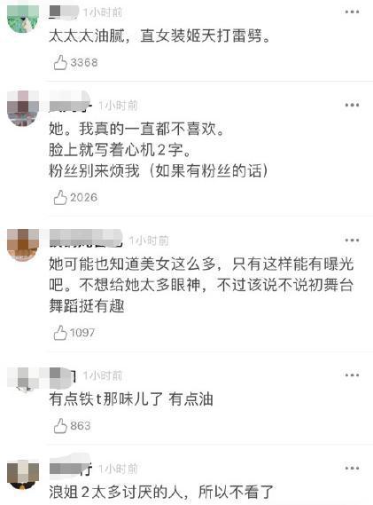 张馨予何捷亲密合影曝光 被扒同穿一件衣服超恩爱