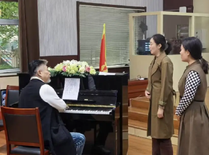 把思政课一体化融进日常——济南市历下区盛景教育集团研发思政课程《铁血词魂 声动盛景》