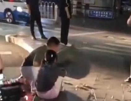 男子称朋友偷车撞人逃逸，车主打电话怒斥