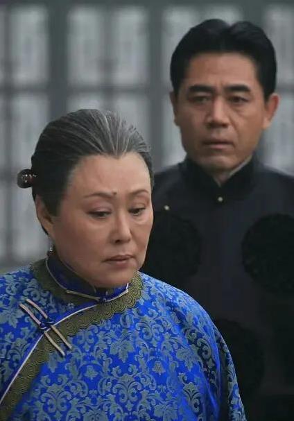 斯琴高娃75岁坐飞机被围观，摘眼镜露真容，她回国是要接新戏？