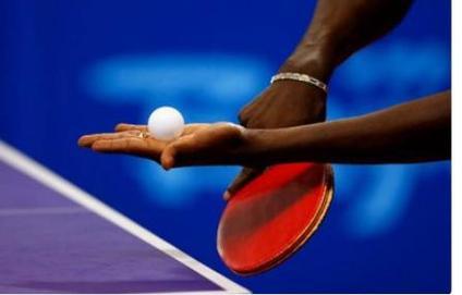为什么乒乓球运动员会摸桌吹球？