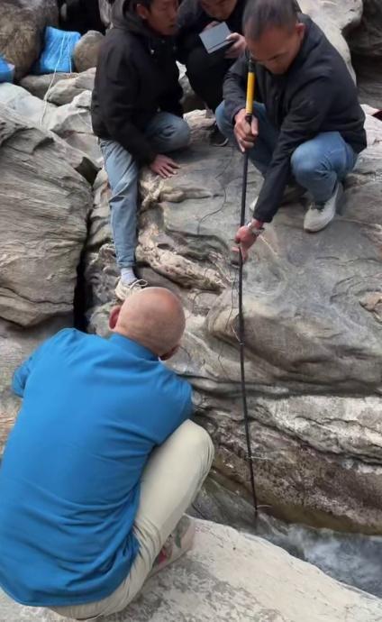 虎跳峡男子坠江 救援细节披露