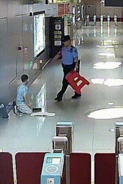 地铁辅警给趴地上写作业小孩搬板凳 小小善举暖人心