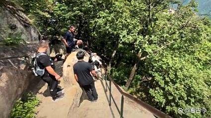 目击男子坐栏杆后仰坠崖的游客发声 护栏高度引争议