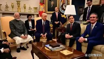 特朗普炫耀黄金椭圆形办公室 奢华改造引发争议